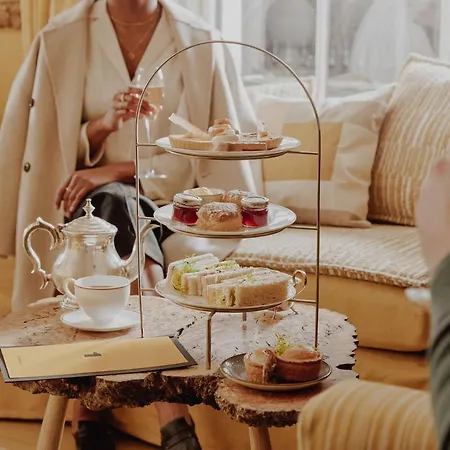 No 1 By Guesthouse, Otel