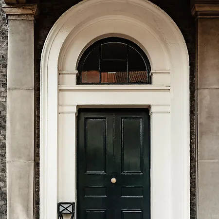 No 1 By Guesthouse, Otel 4*