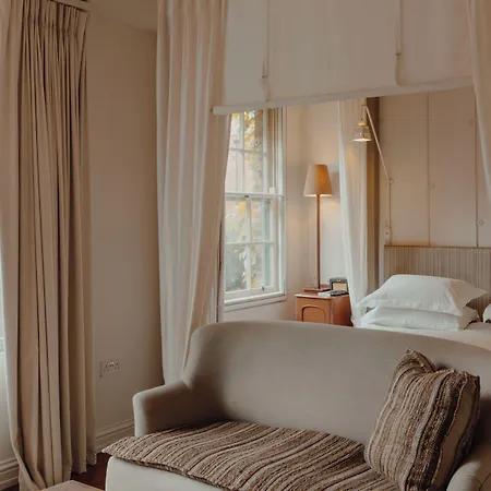 No 1 By Guesthouse, Otel